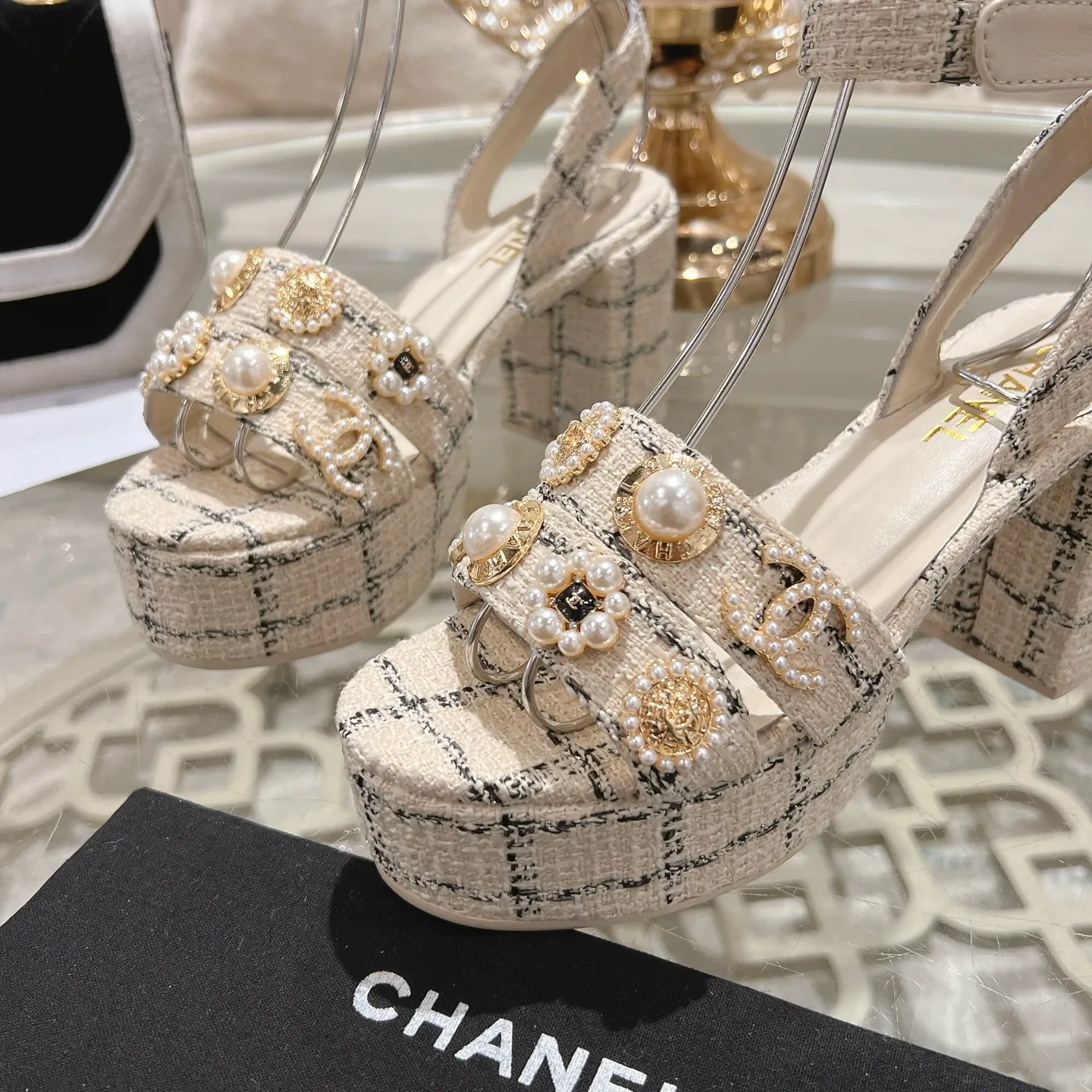 👟👟Ex-factory price 580👟👟 𝐂𝐇𝐀𝐍𝐄𝐋 | Xiaoxiang 25𝐬𝐬Spring and summer new products Counter classic catwalk models New series of high-heeled and waterproof platform sandals〰 A must-have in the fashion circle, the combination will interpret the meticulous, minimalist and classic elements that will never fade away It shows a unique dressing style that is too beautiful to say. A must-have for summer... Upper: Highly customized original specific fabrics. Lining: imported sheepskin lining. Outsole: original molded non-slip outsole. Heel height: 12cm. Waterproof platform: 2.5cm. Size: 35-39 (40.41.42 customization is not returnable)